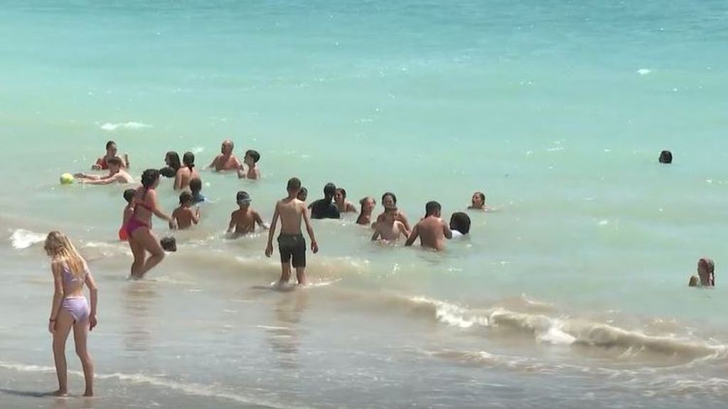 Menores de Granada y Madrid cumplen su sueño al ver por primera vez el mar