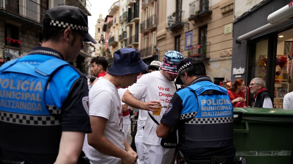 Policías velan por la seguridad en los aledaños de la plaza del ayuntamiento de Pamplona