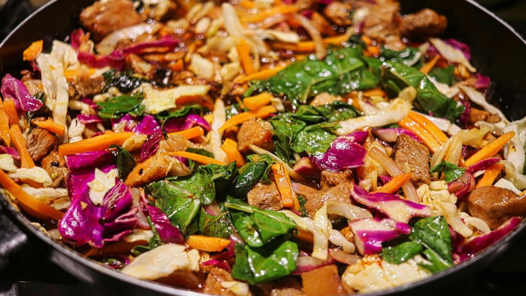 Combina las verduras salteadas con carne o pescado. FUENTE: Pexels