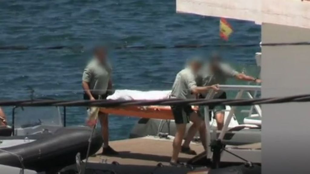 Hallan muerto a un joven migrante de unos 20 años con unos manguitos en una playa de Ceuta