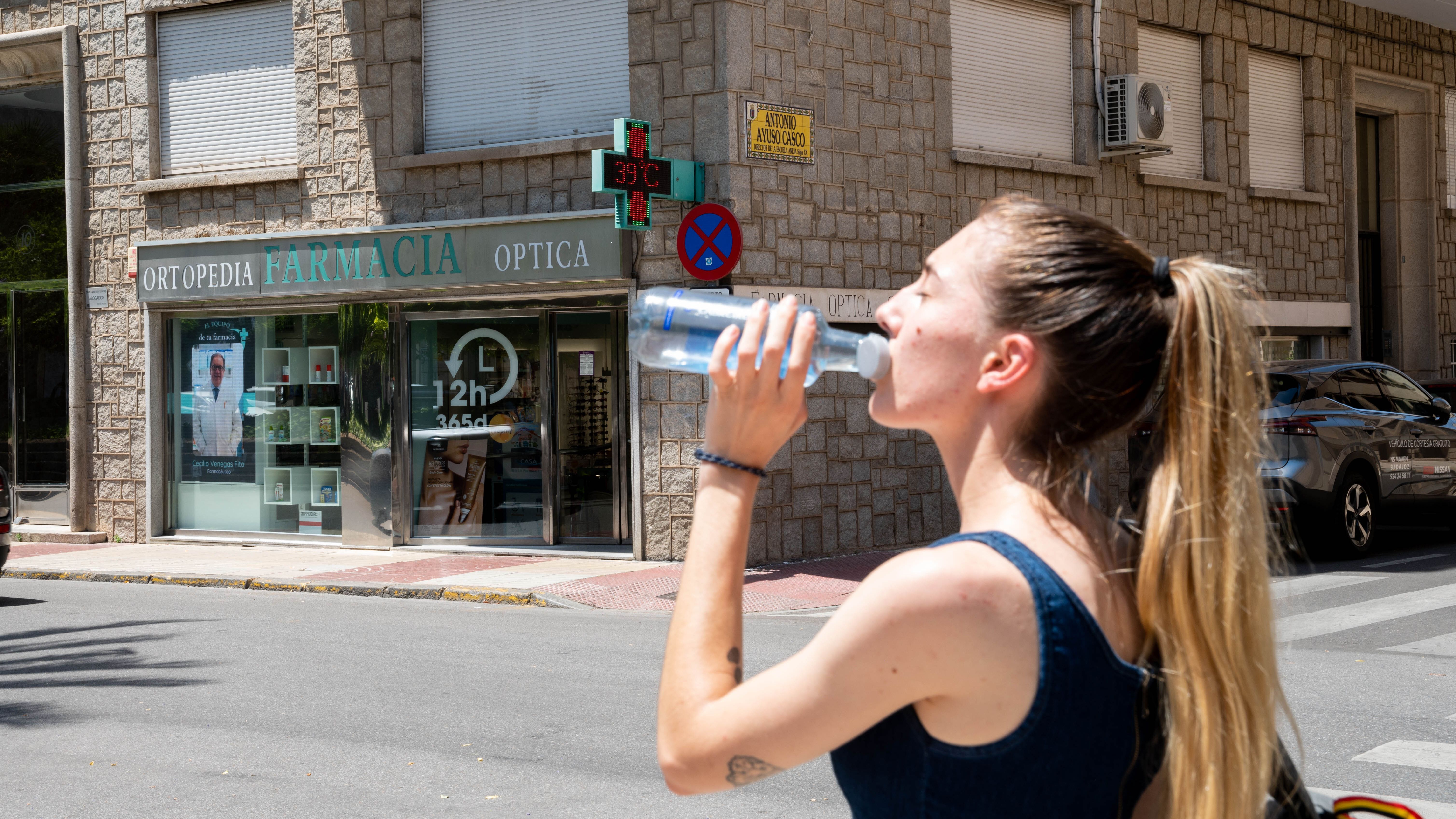 Imagen de una mujer hidratándose en un día caluroso en Badajoz