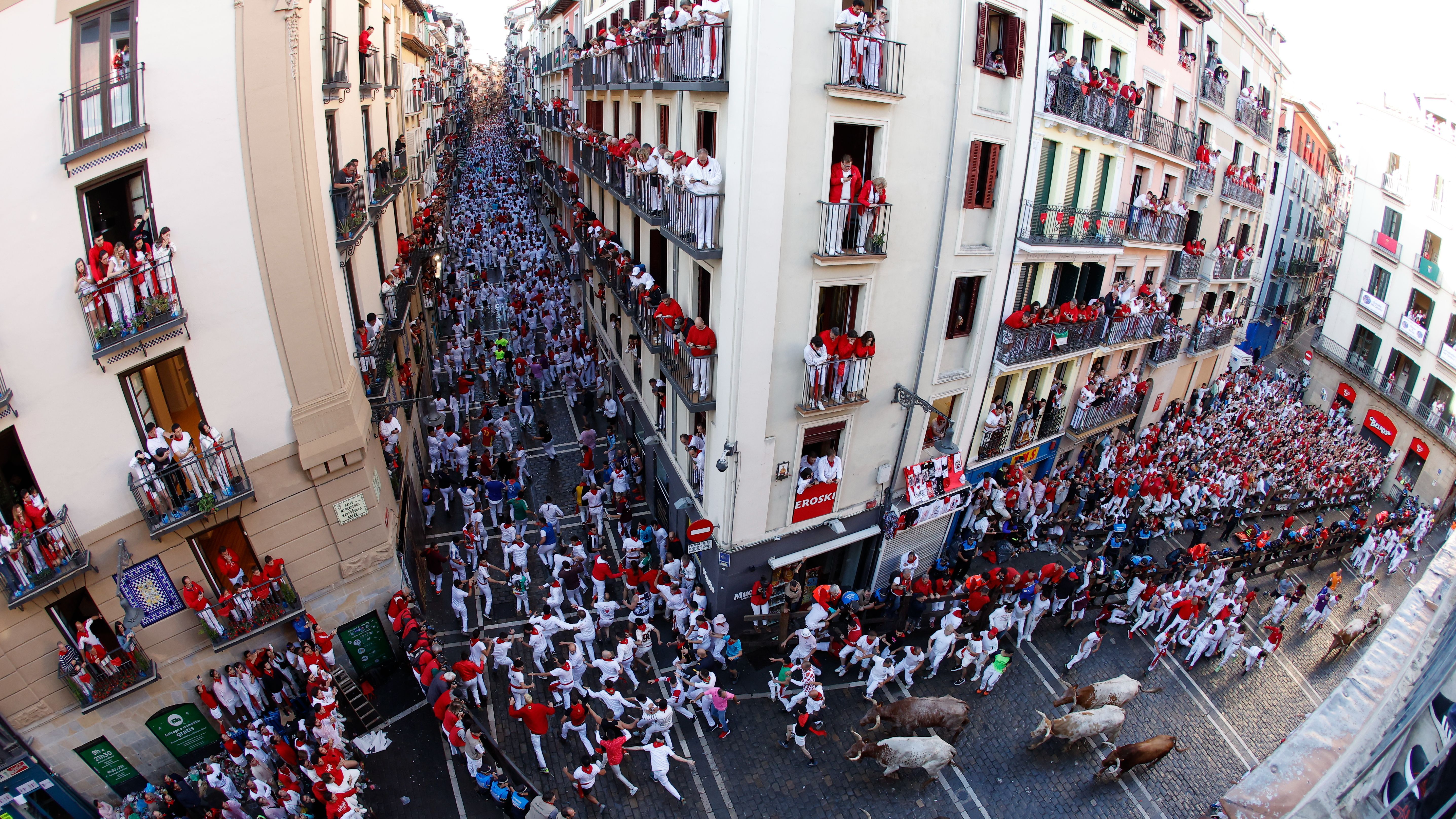 Imagen que muestra la belleza del encierro por las calles de Pamplona.