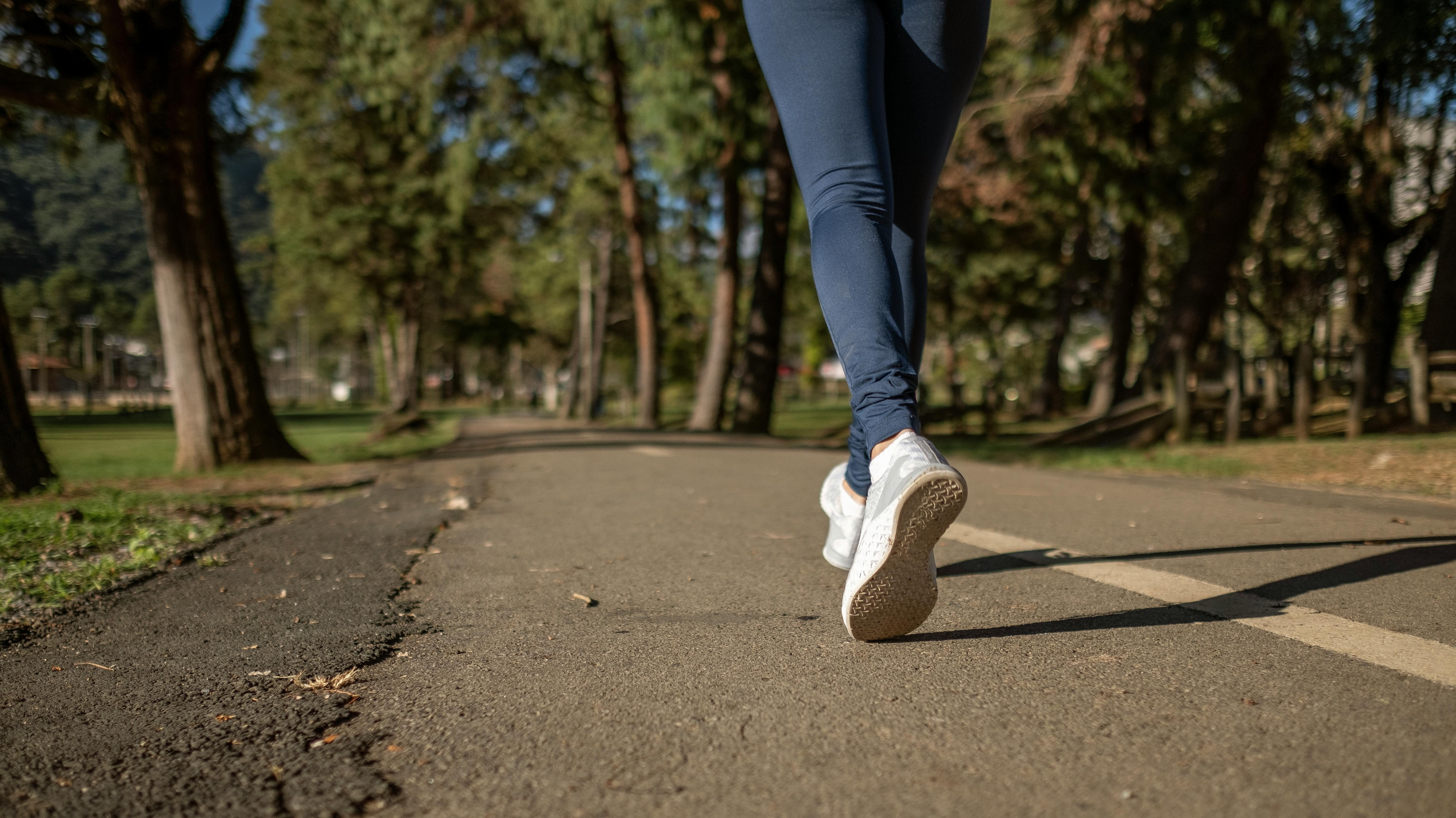 Lleva un calzado cómodo y ropa transpirable. FUENTE: Pexels