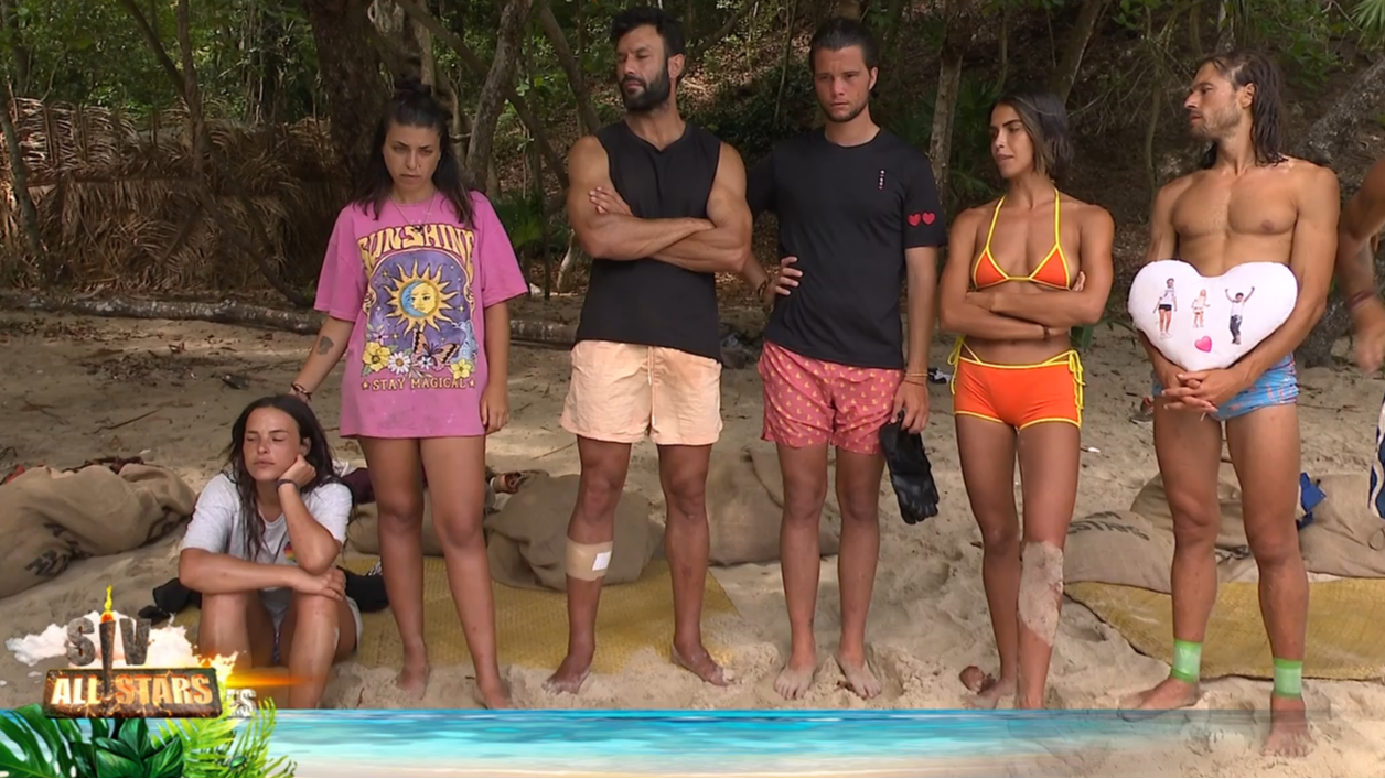 Los concursantes de 'Supervivientes All Stars', siendo testigos del choque entre Marta y Sofía
