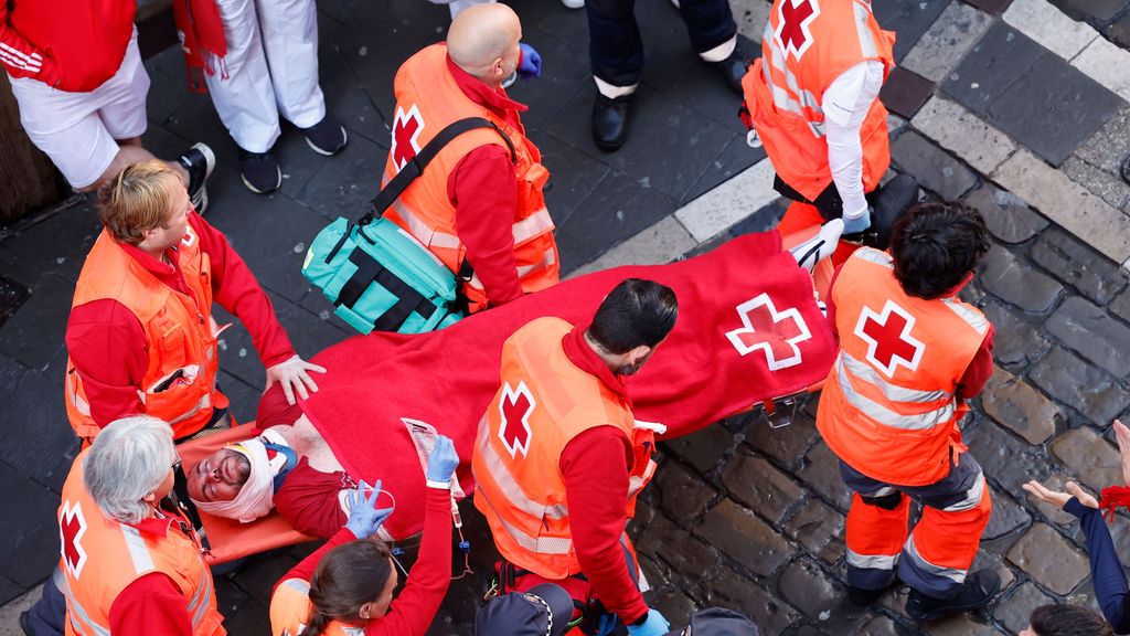 Los servicios sanitarios trasladan al centro hospitalario a uno de los heridos en el encierro.