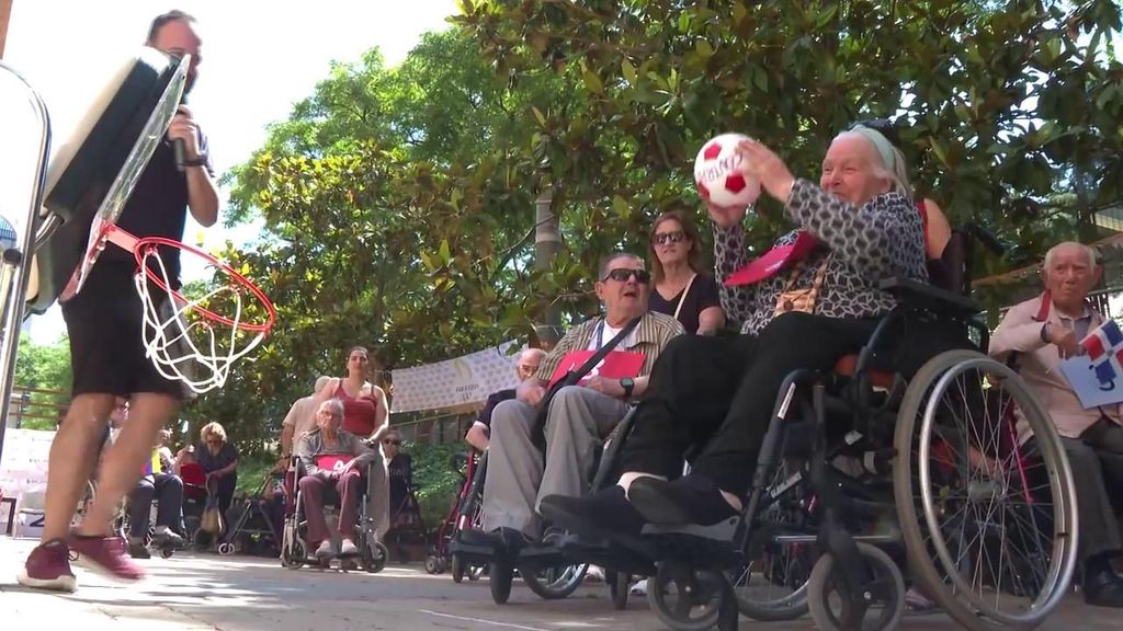 Ancianos de una residencia de Badalona participan en unas Gerontolimpiadas para "vencer la fragilidad"