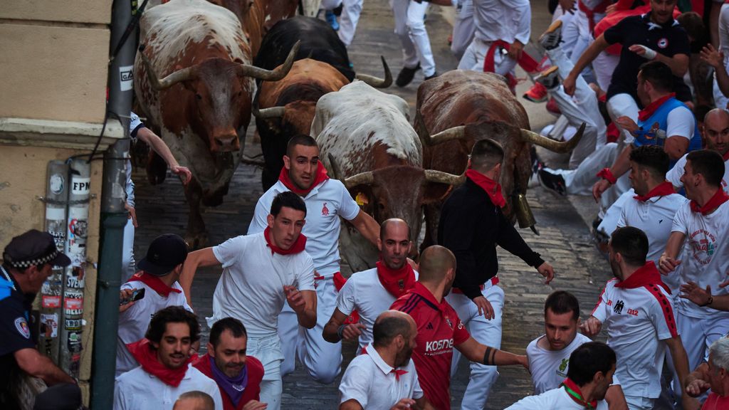 Corredores durante el segundo encierro de los encierros de los Sanfermines