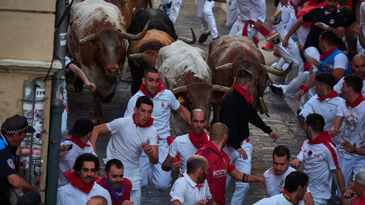 Corredores durante el segundo encierro de los encierros de los Sanfermines