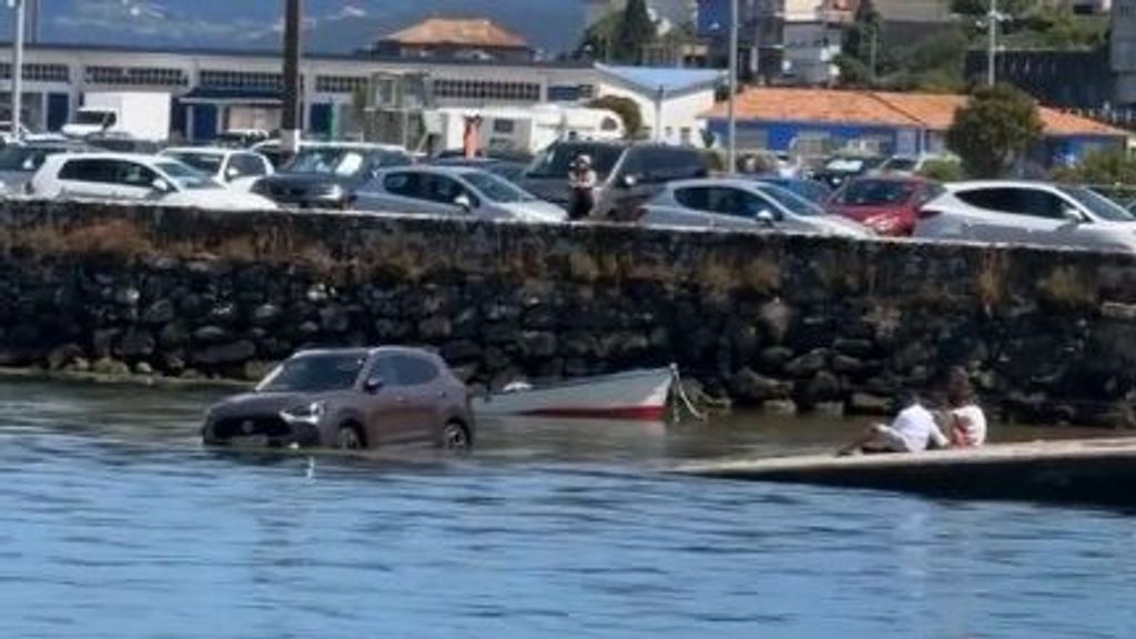 El coche de unos turistas murcianos fue engullido por la marea en la villa de Muros (A Coruña)