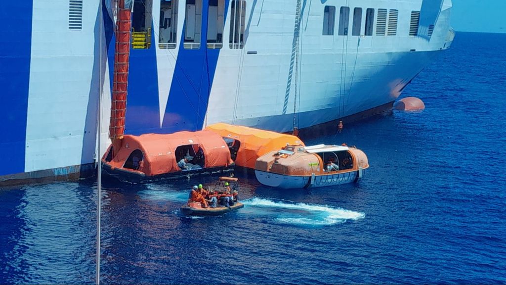 Llegan al puerto de Valencia los primeros pasajeros del ferri incendiado en Ibiza