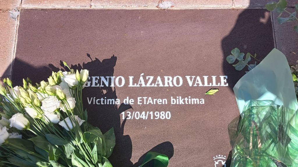 La placa en recuerdo a Eugenio Lázaro, asesinado por ETA en 1980, ha sido la primera en ser sustituida