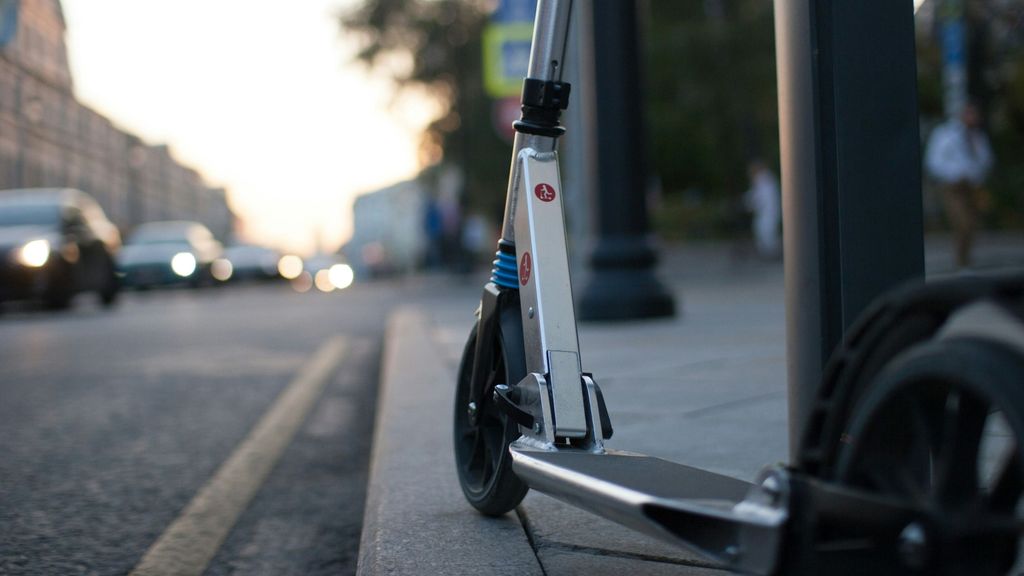 patinete electrico multas hablar movil unsplash