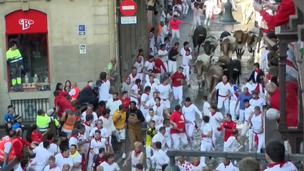 El segundo encierro de los Sanfermines 2024 con los toros Cebada Gago: una carrera rápida con seis heridos