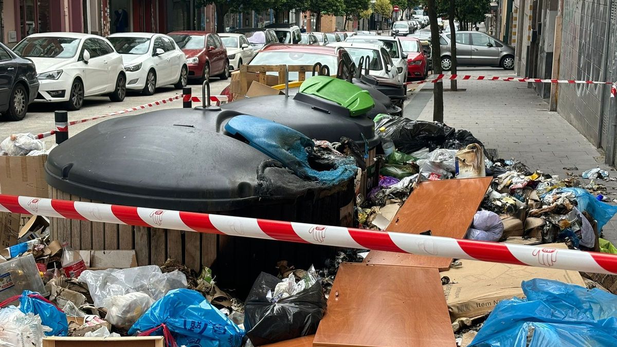 Toneladas de basura siguen obstaculizando las aceras en algunas zonas de A Coruña