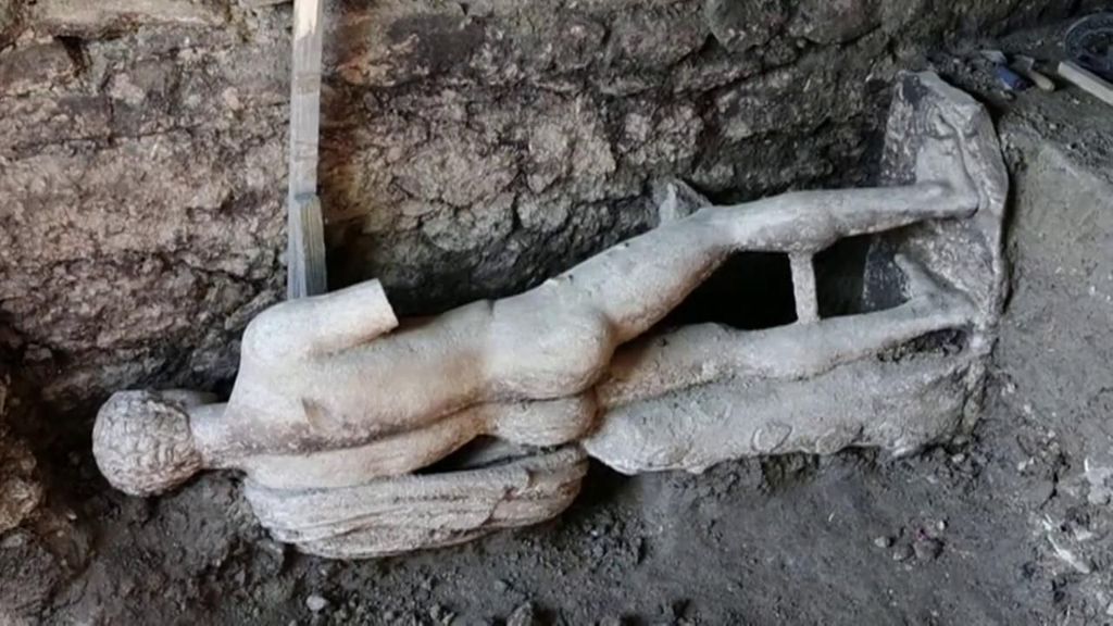 Hallan en una cloaca de Bulgaria una estatua romana de dos metros totalmente intacta