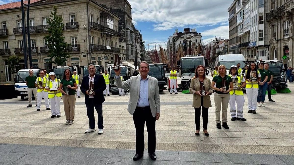 El alcalde de Vigo, Abel Caballero, con una representación de los trabajadores de los servicios de limpieza viaria