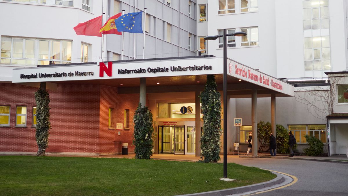 Entrada del Hospital Universitario de Navarra, a donde ha sido trasladado el joven tras precipitarse cinco metros en la cuesta de Santo Domingo