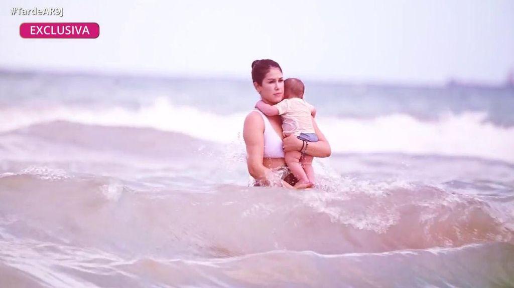 Gabriela Guillén, en el mar junto a su bebé