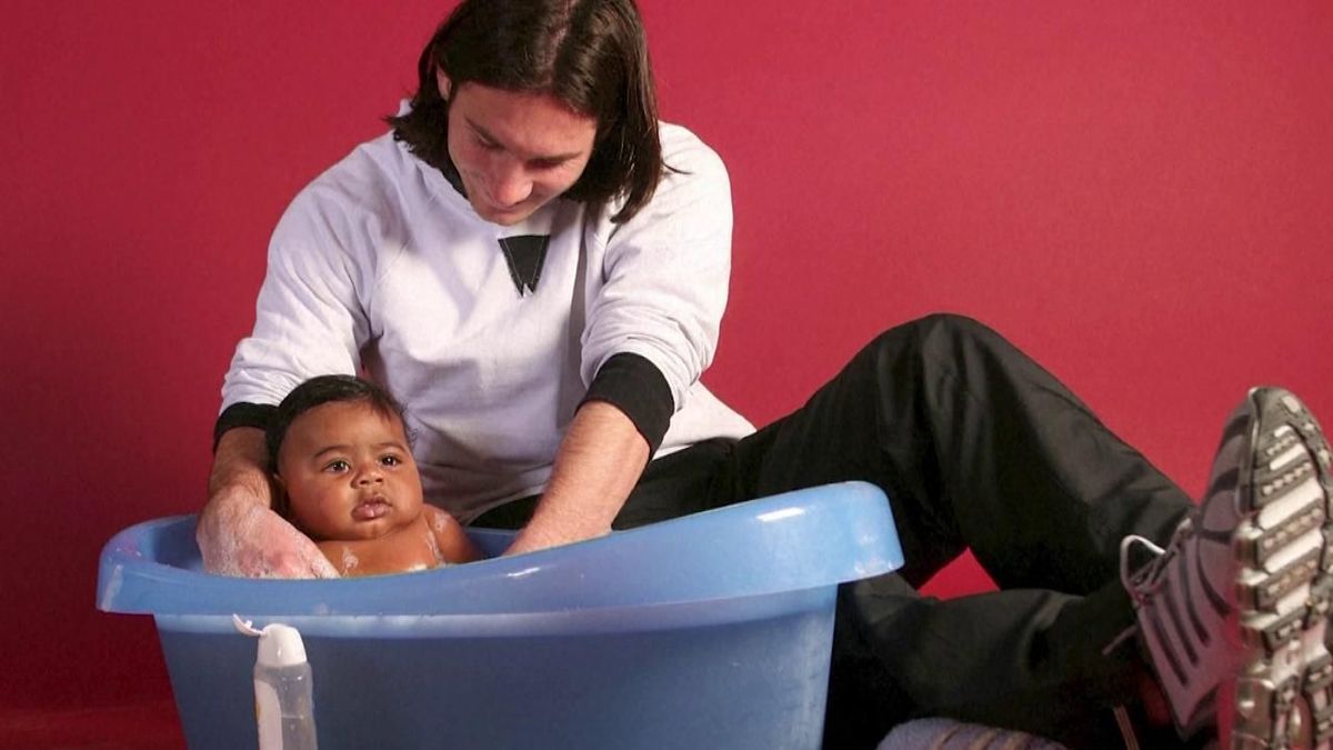 Bañando La historia detrás de la imagen de Leo Messi bañando a Lamine Yamal de bebé