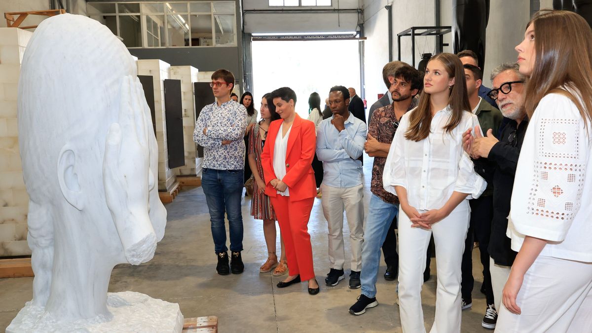 La Princesa de Asturias y de Girona y la Infanta Sofía visitando el talle de Jaume Plensa