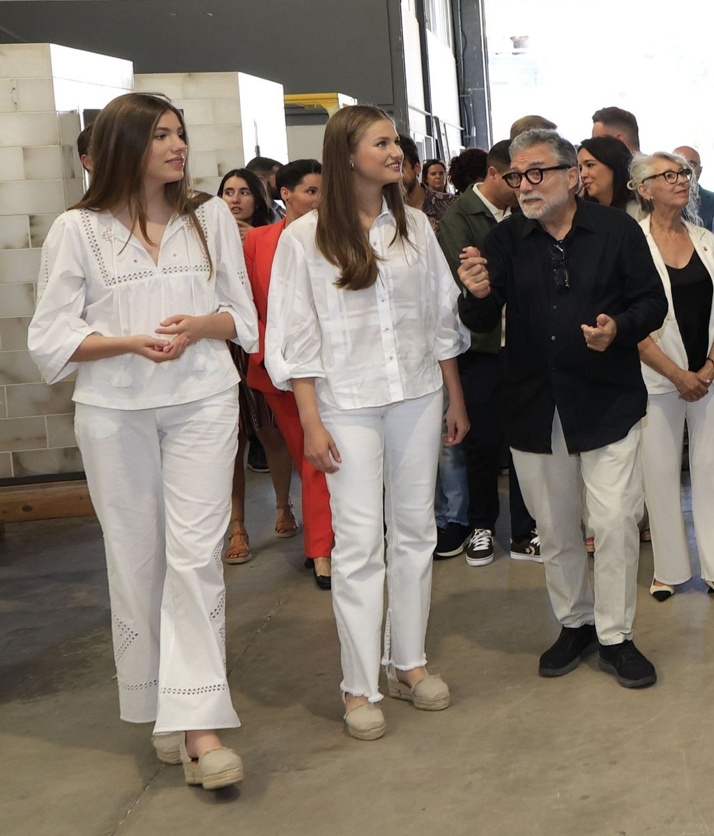 La Princesa de Asturias y de Girona y la Infanta Sofía visitando el talle de Jaume Plensa