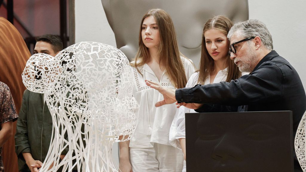 La princesa y la infanta conocen la obra del artista catalán Jaume Plensa en su taller