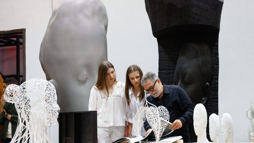 La princesa y la infanta conocen la obra del artista catalán Jaume Plensa en su taller