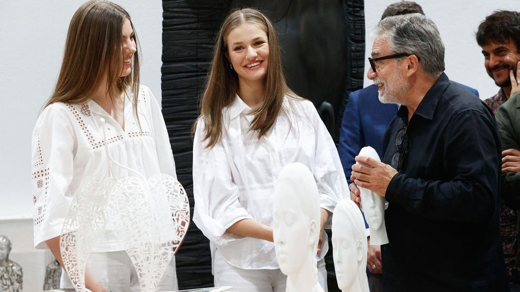 La princesa y la infanta conocen la obra del artista catalán Jaume Plensa