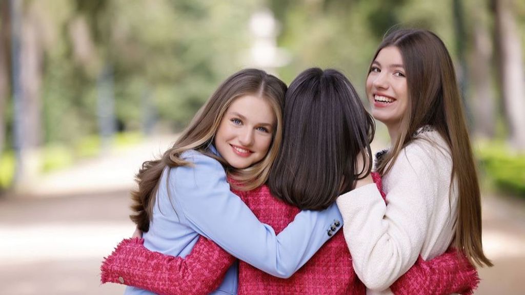 Letizia, de espaldas, junto a sus dos hijas