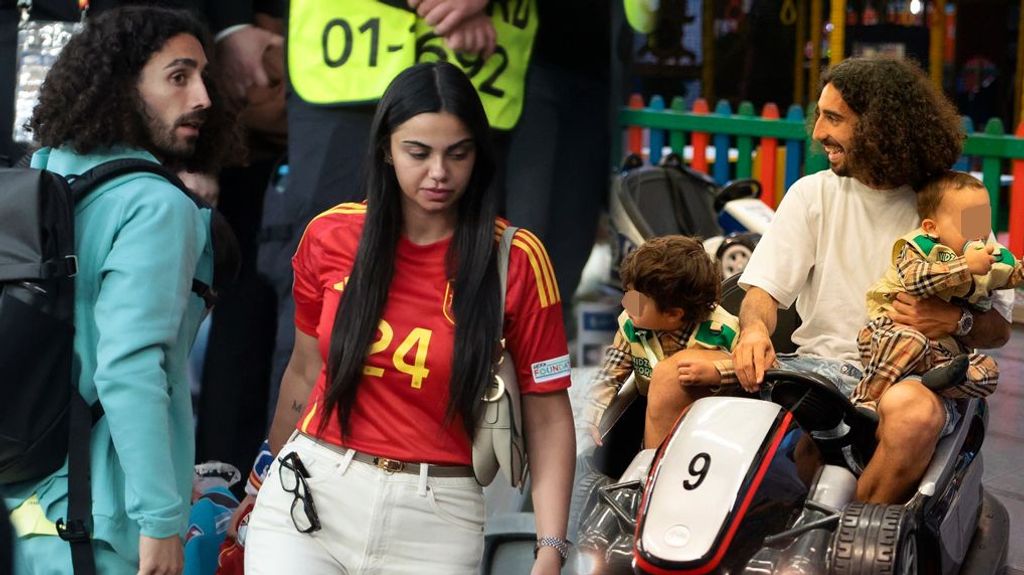 Marc Cucurella, su novia Claudia y sus tres hijos