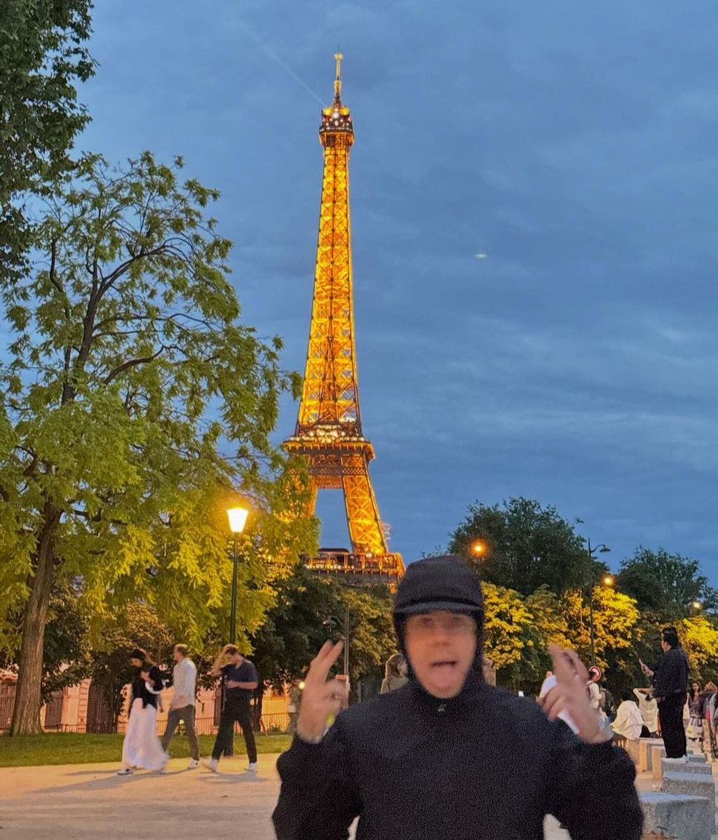 Quevedo, junto a la Torre Eiffel de París.