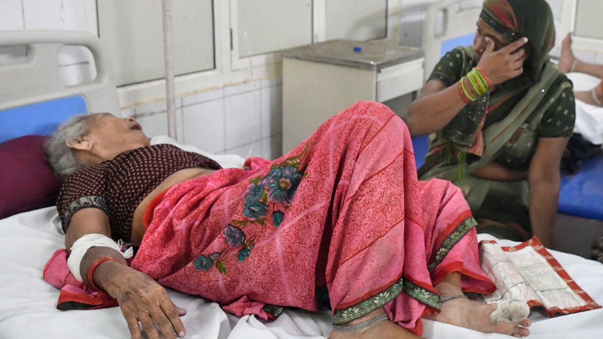 Una mujer, ingresada en el hospital por la estampida en la India que causó 121 muertos y por la que han sido detenidas 121 personas