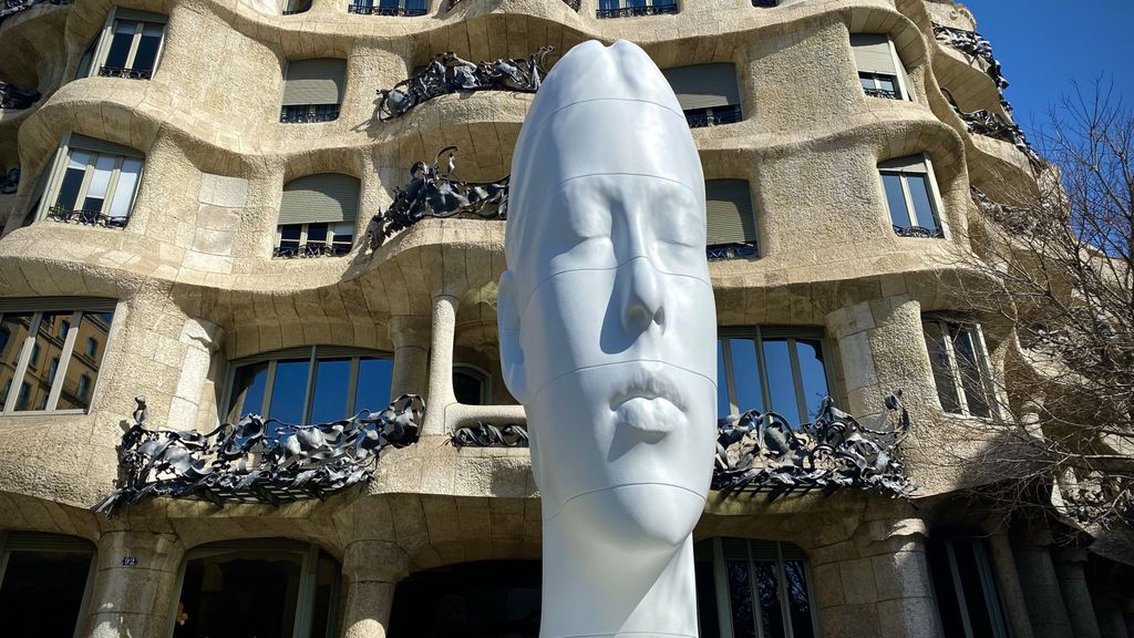 Una pieza de Jaume Plensa de la exposición 'Jaume Plensa. Poesía del silenci' ante la fachada de La Pedrera, en Barcelona