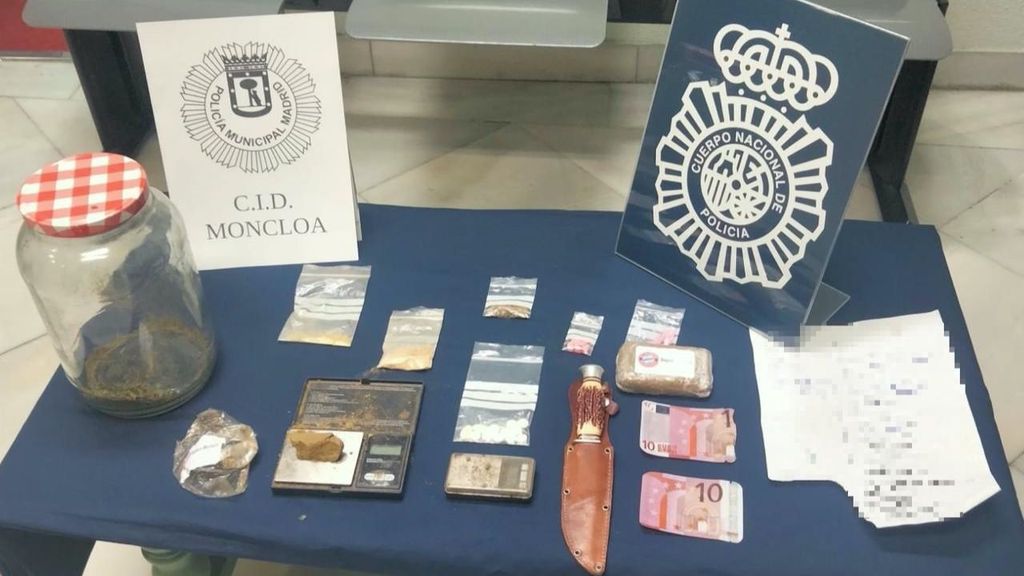 Algunas de las sustancias y objetos aprehendidos en un narcopiso de Madrid