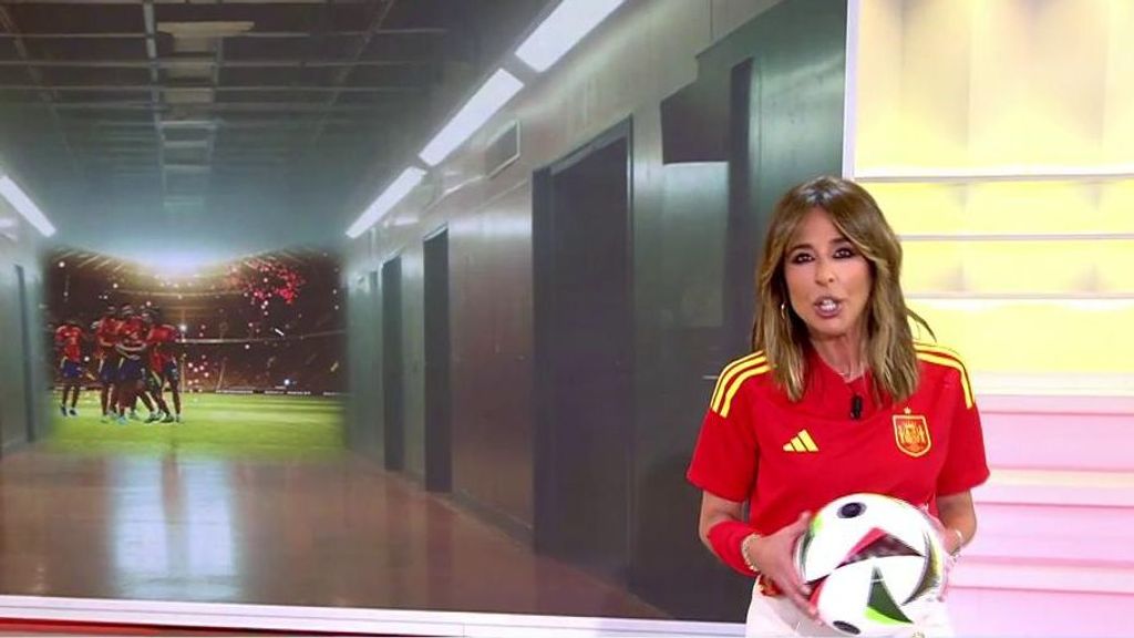 Ana Terradillos acierta la porra de España - Francia y presenta el programa con la camiseta de La Roja