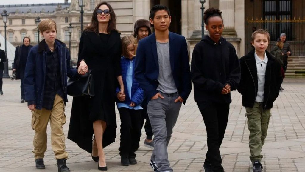 Angelina Jolie, con sus seis hijos, en 2018.