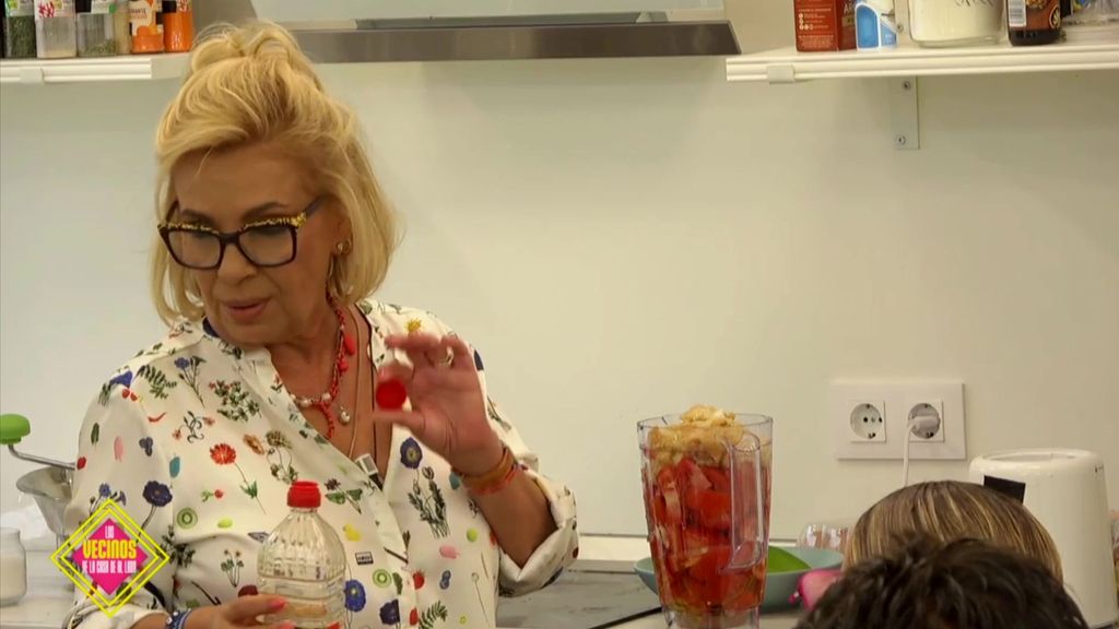 Carmen Borrego haciendo un salmorejo