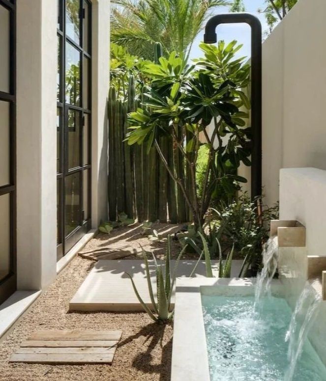 Combina ducha y piscina. FUENTE: Instagram @decoracionpatiosyjardines