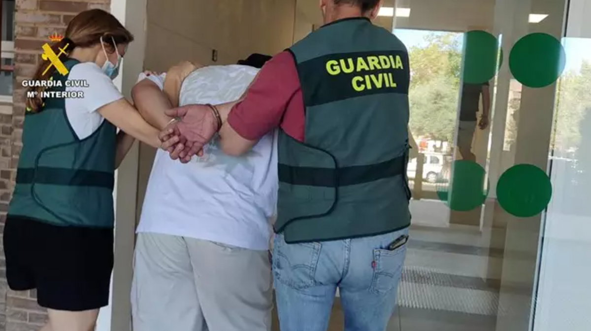 El vehículo se había dado a la fuga cuando agentes de la Guardia Civil le habían dado el alto en un control