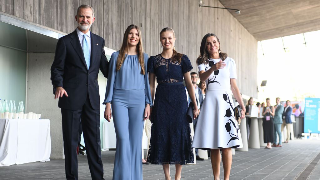 Leonor, arropada por los reyes Felipe y Letizia y la infanta Sofía en los Premios Princesa de Girona 2024