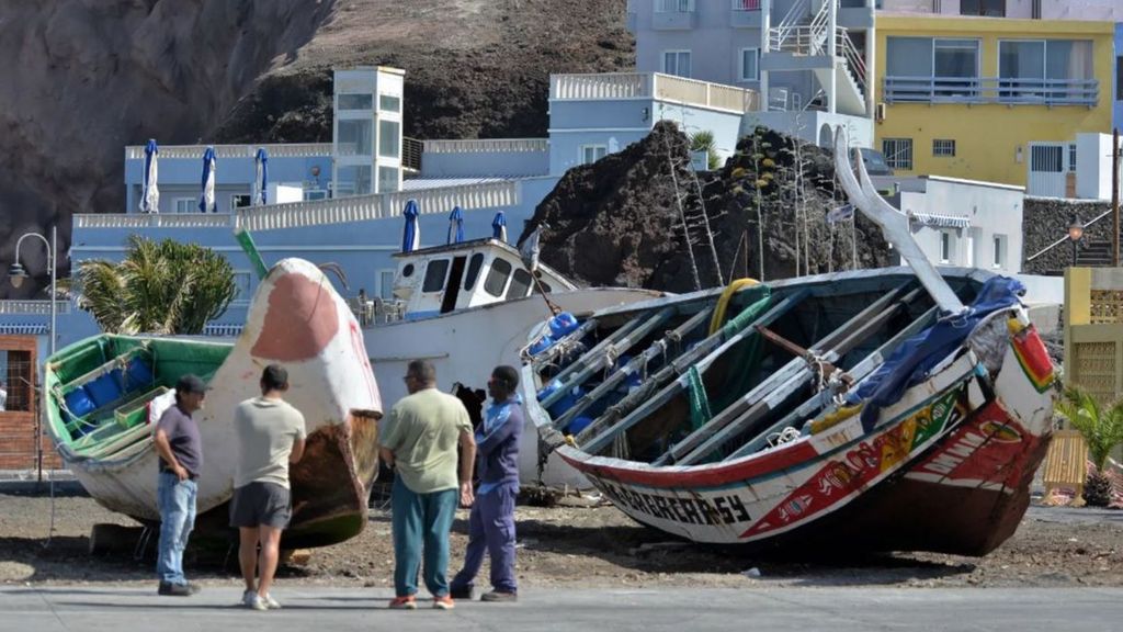 Hallan un segundo cuerpo en un cayuco llegado a El Hierro.