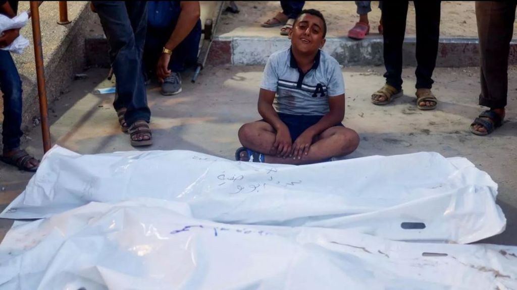 Israel ha vuelto a bombardear una escuela en Jan Yunis dejando una treintena de muertos