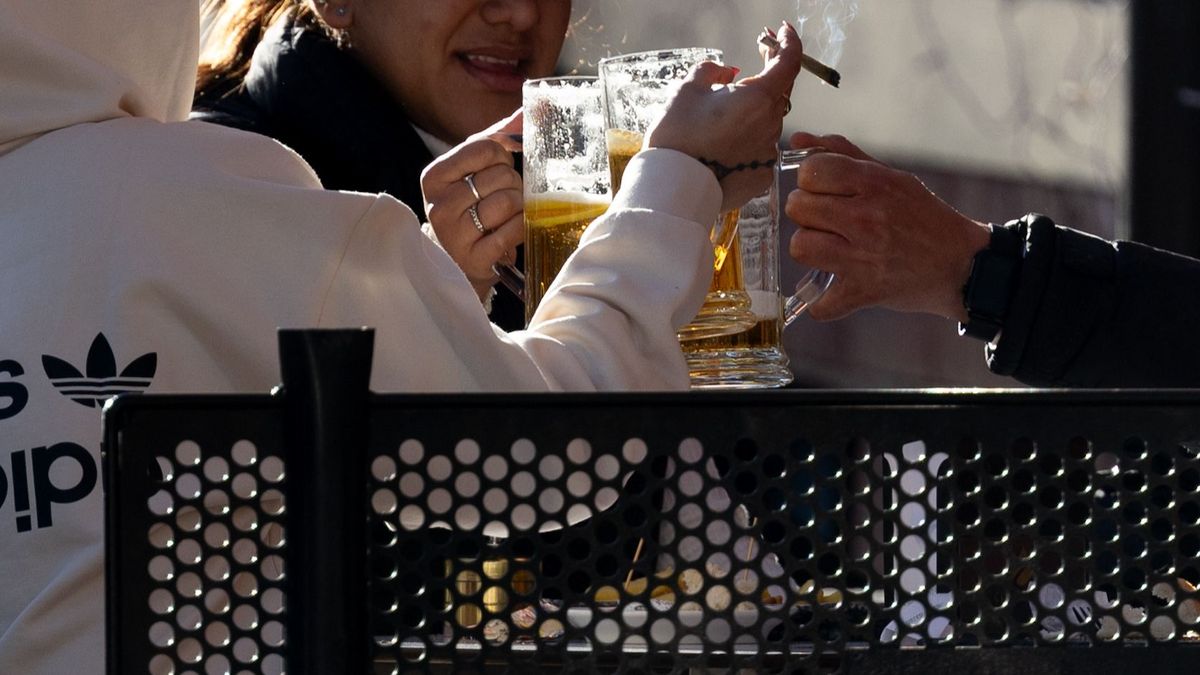 Jóvenes fumando en una terraza