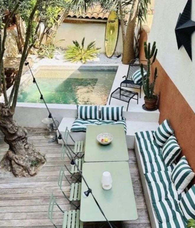 La piscina puede ser cuadrada. FUENTE: Instagram @decoracionpatiosyjardines