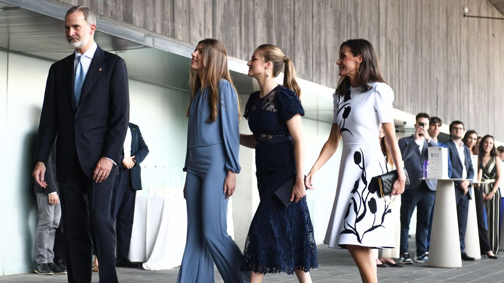 Leonor, con los reyes Felipe y Letizia y la infanta Sofía en los Premios Princesa de Girona 2024.