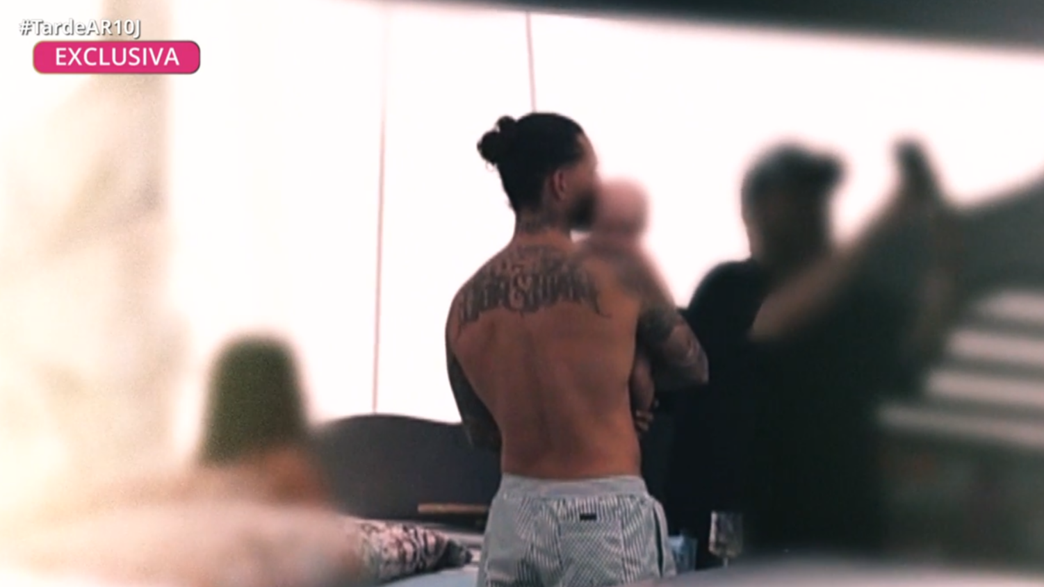 Maluma tiene un tierno gesto con su bebé en el yate