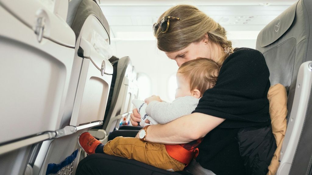 Un bebé en un avión