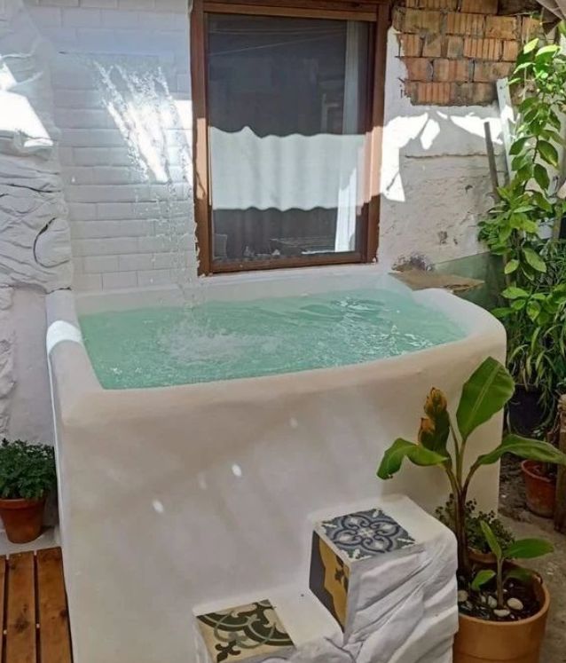Una piscina pequeña y alta. FUENTE: Instagram @decoracionpatiosyjardines