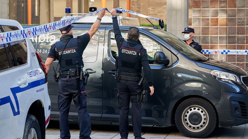 Agentes de la Ertzaintza durante una investigación