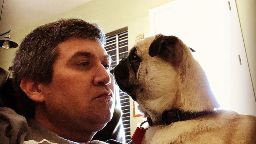 Compañero peludo. Gregory junto a su perro Hans, también fallecido.